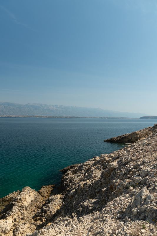 Felsküste mit türkisfarbenem Meer und Blick auf das Velebit-Gebirge – Villa DEA in Vrsi-Mulo bei Zadar