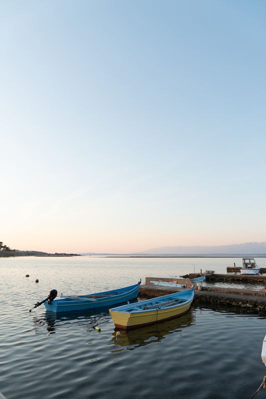 Bunte Fischerboote am Steg – Villa DEA in Vrsi-Mulo bei Zadar