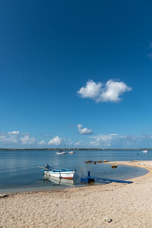 Kiesstrand mit Fischerboot in der Bucht – Villa DEA in Vrsi-Mulo bei Zadar