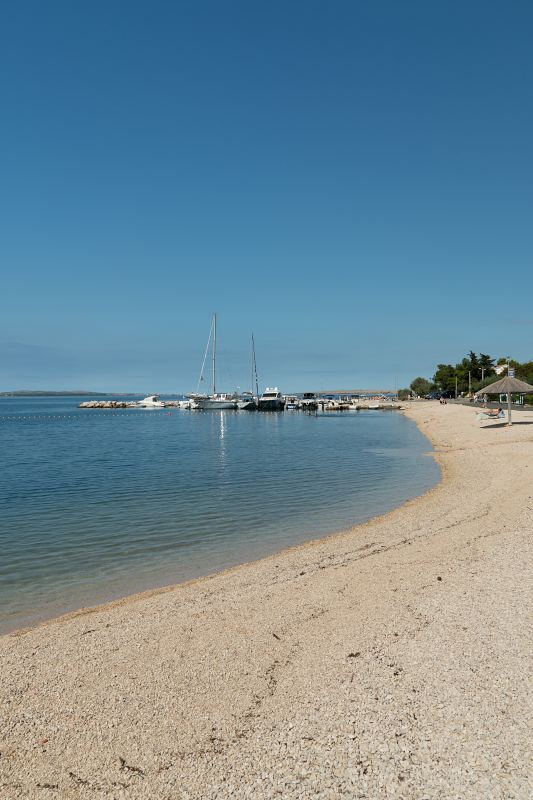 Kiesstrand mit kleinem Hafen und Segelbooten – Villa DEA in Vrsi-Mulo bei Zadar