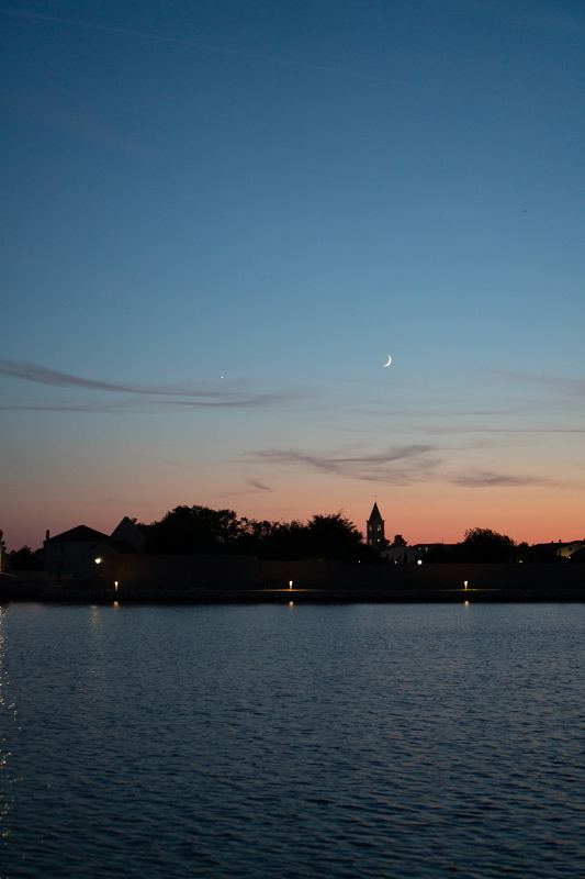 Abendhimmel mit Mondsichel über Nin – Villa DEA in Vrsi-Mulo bei Zadar