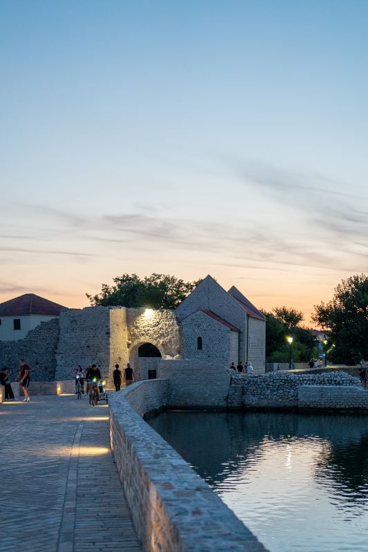 Brücke und Stadttor von Nin am Abend – Villa DEA in Vrsi-Mulo bei Zadar