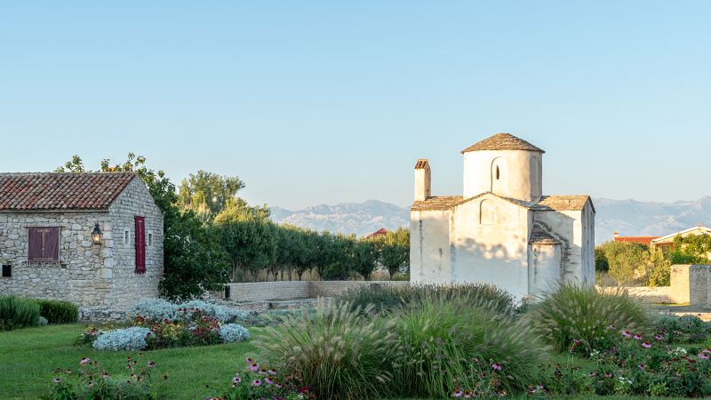 Heilig-Kreuz-Kirche in Nin mit dem Velebit-Gebirge im Hintergrund – Villa DEA in Vrsi-Mulo bei Zadar