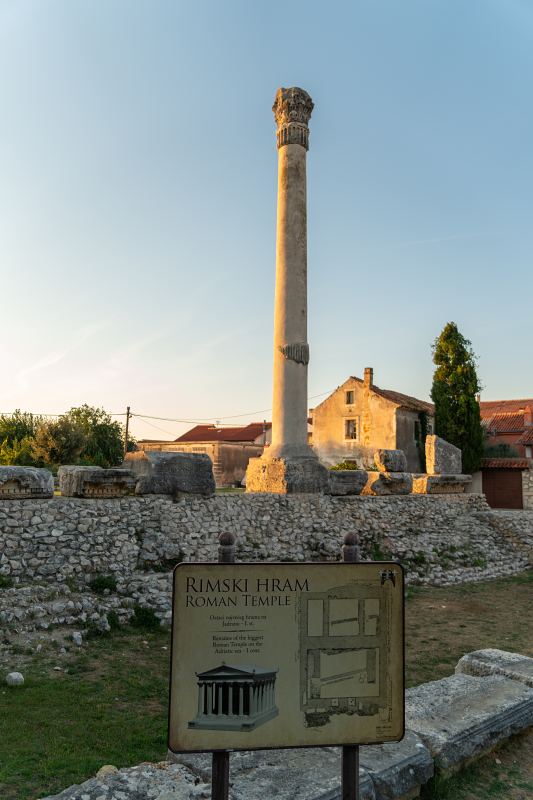 Säule des römischen Tempels in Nin – Villa DEA in Vrsi-Mulo bei Zadar