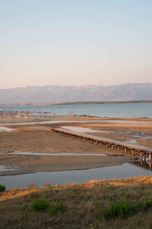 Sandstrand mit Holzsteg bei Nin, dahinter das Velebit-Gebirge – Villa DEA in Vrsi-Mulo bei Zadar