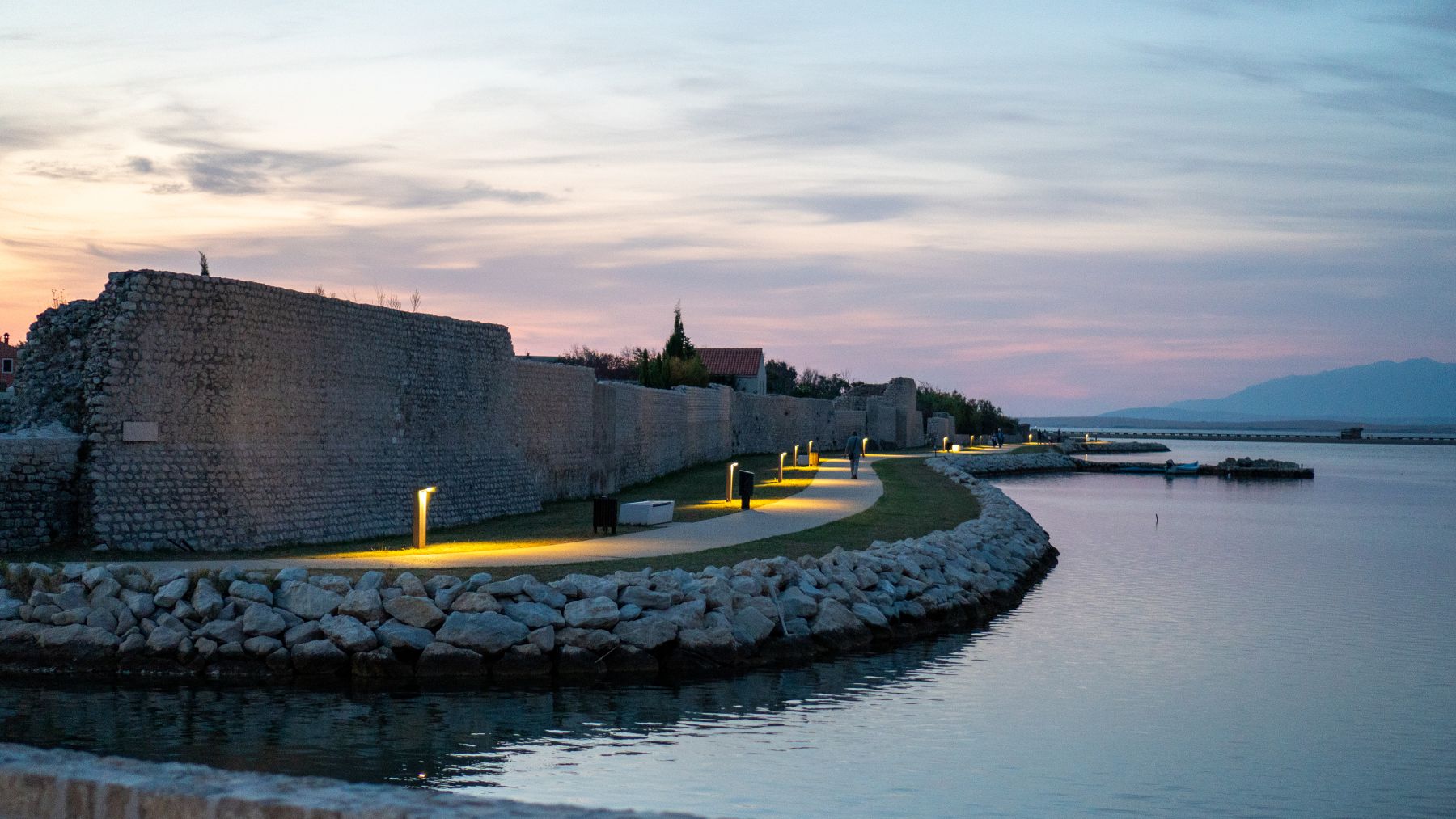 Stadtmauer und Uferweg in Nin in der Abenddämmerung – Villa DEA in Vrsi-Mulo bei Zadar