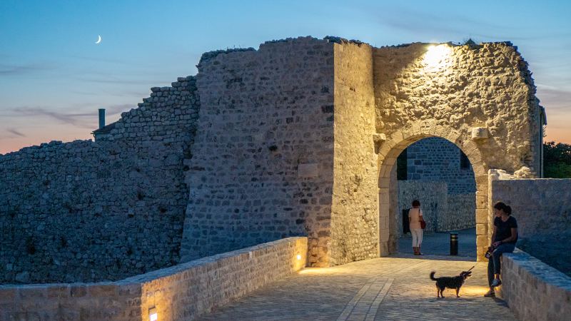 Beleuchtetes Stadttor von Nin mit Mondsichel – Villa DEA in Vrsi-Mulo bei Zadar