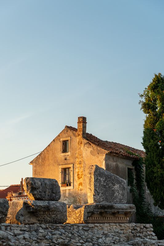 Altes Steinhaus hinter römischen Ruinen in Nin – Villa DEA in Vrsi-Mulo bei Zadar