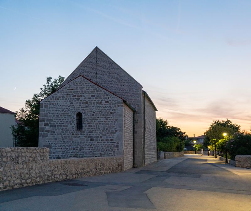 Steinkirche in Nin in der Abenddämmerung – Villa DEA in Vrsi-Mulo bei Zadar