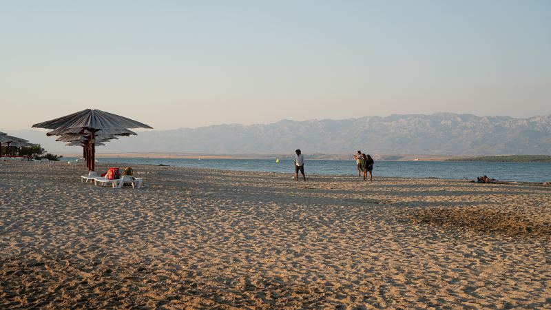 Sandstrand mit Strohschirmen und Blick auf das Velebit-Gebirge – Villa DEA in Vrsi-Mulo bei Zadar