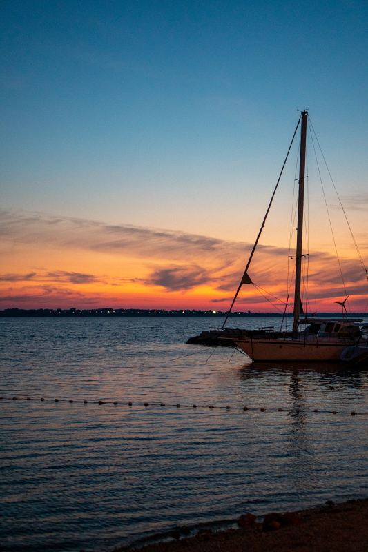 Segelboot im Sonnenuntergang an der Adria – Villa DEA in Vrsi-Mulo bei Zadar