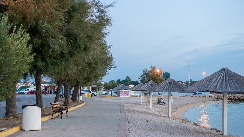Strandpromenade mit Strohschirmen am Abend – Villa DEA in Vrsi-Mulo bei Zadar