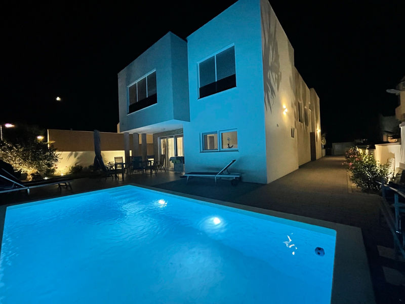 Außenpool vor der Villa bei Nacht – Villa DEA in Vrsi-Mulo bei Zadar