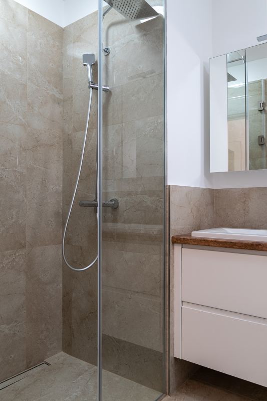 Badezimmer mit bodengleicher Dusche und Regendusche – Villa DEA in Vrsi-Mulo bei Zadar