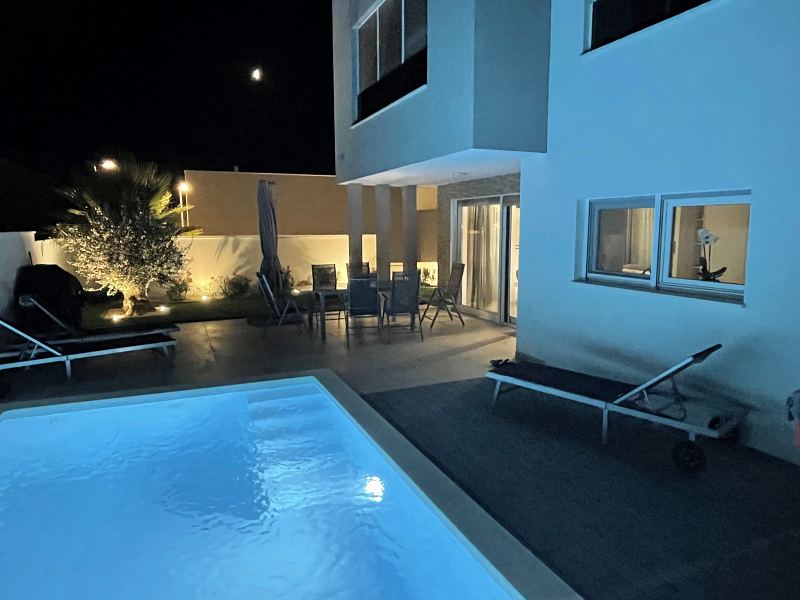 Beleuchteter Pool und Terrasse bei Mondschein – Villa DEA in Vrsi-Mulo bei Zadar
