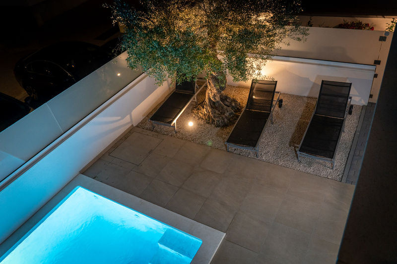 Beleuchteter Pool und Olivenbaum mit Liegestühlen – Villa DEA in Vrsi-Mulo bei Zadar