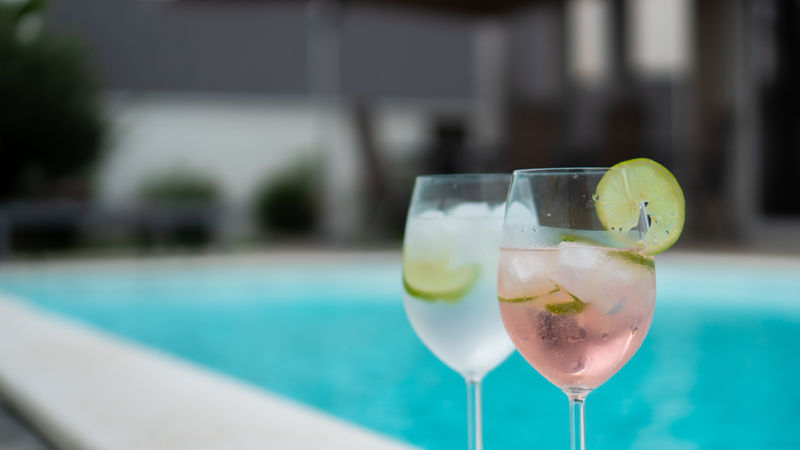 Cocktails am Pool – Villa DEA in Vrsi-Mulo bei Zadar