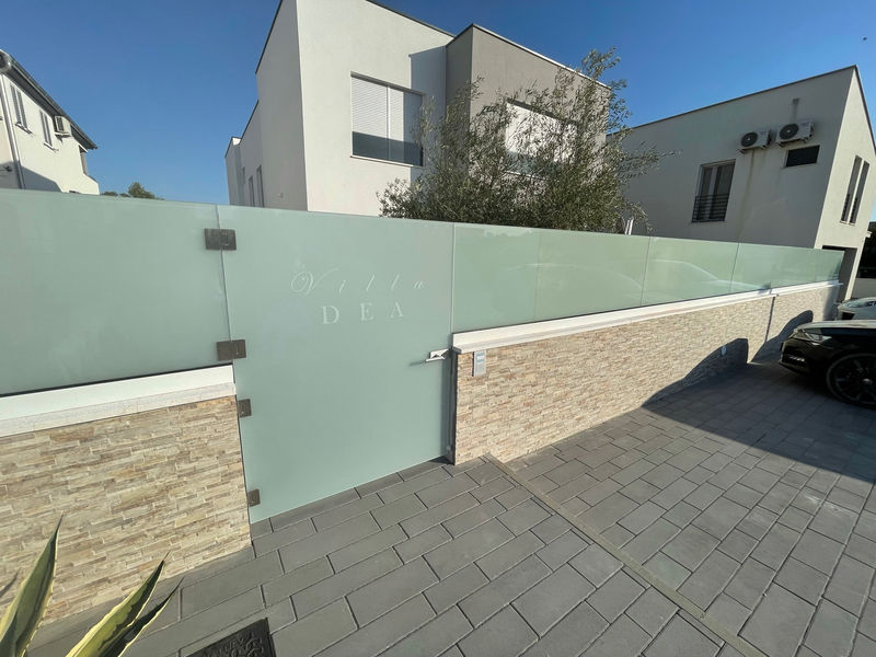 Eingangsbereich mit Milchglastor – Villa DEA in Vrsi-Mulo bei Zadar