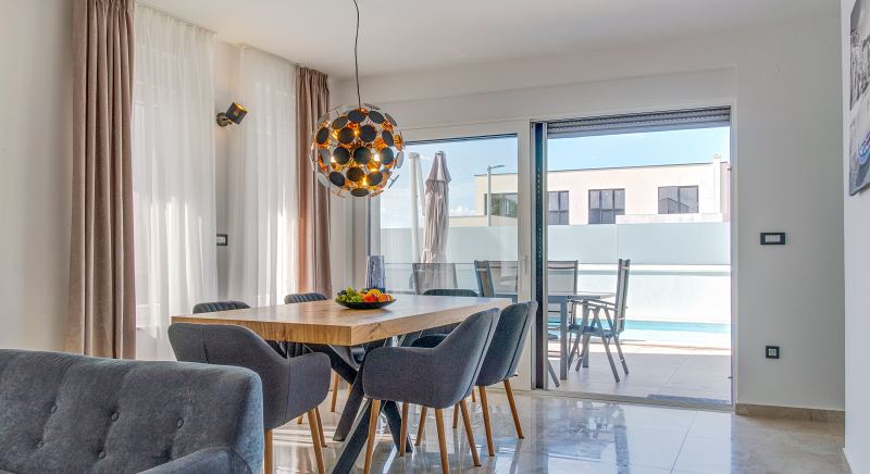 Essbereich mit Schiebetür zur Terrasse und zum Pool – Villa DEA in Vrsi-Mulo bei Zadar
