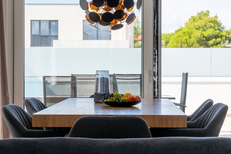 Esstisch mit Obstschale vor der Terrasse – Villa DEA in Vrsi-Mulo bei Zadar
