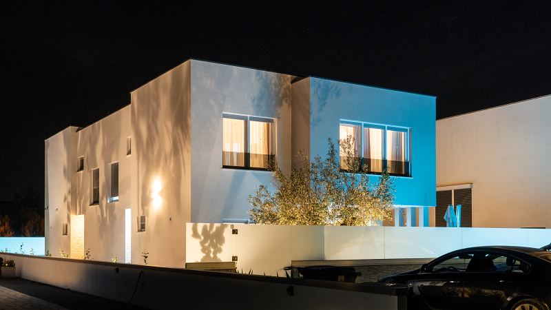 Villa DEA bei Nacht von der Straße gesehen – Villa DEA in Vrsi-Mulo bei Zadar