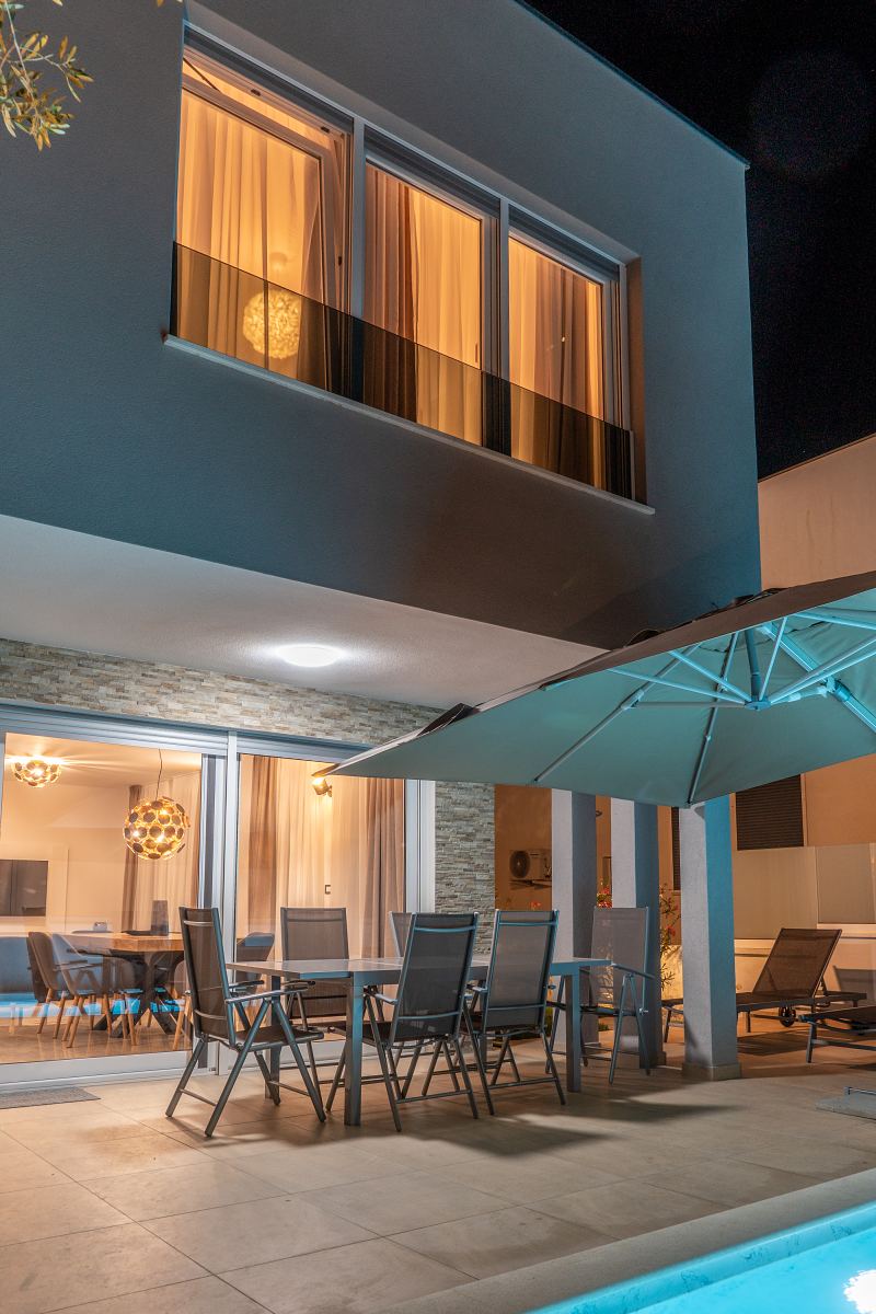 Ferienhaus mit Terrasse und beleuchtetem Pool am Abend – Villa DEA in Vrsi-Mulo bei Zadar