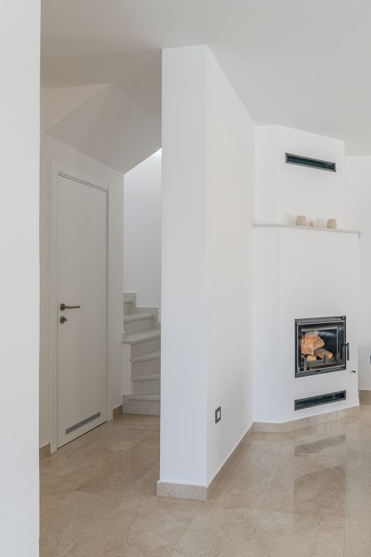 Kamin und Treppe zum Obergeschoss – Villa DEA in Vrsi-Mulo bei Zadar