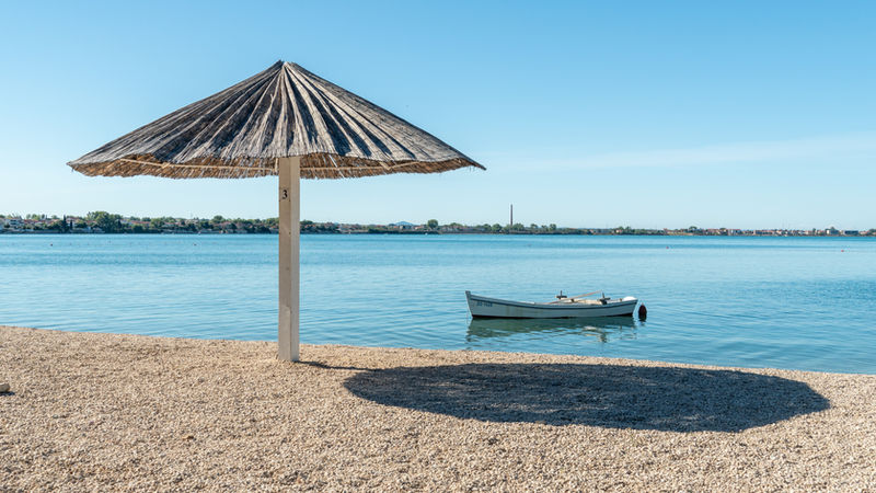 Kiesstrand von Vrsi-Mulo mit Sonnenschirm – Villa DEA in Vrsi-Mulo bei Zadar