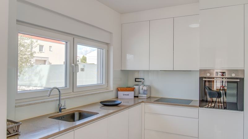 Helle Einbauküche mit Fenster, Spüle und Kaffeemaschine – Villa DEA in Vrsi-Mulo bei Zadar