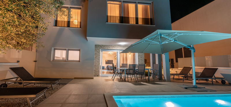 Moderne Villa bei Nacht mit beleuchtetem Pool und Terrasse – Villa DEA in Vrsi-Mulo bei Zadar