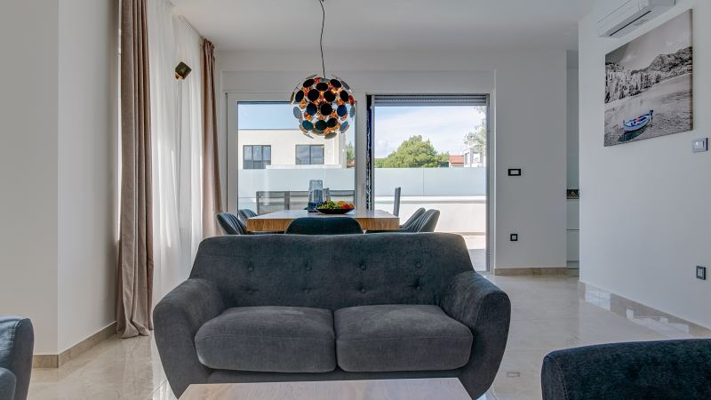 Sofa und Essbereich mit Blick auf die Terrasse – Villa DEA in Vrsi-Mulo bei Zadar