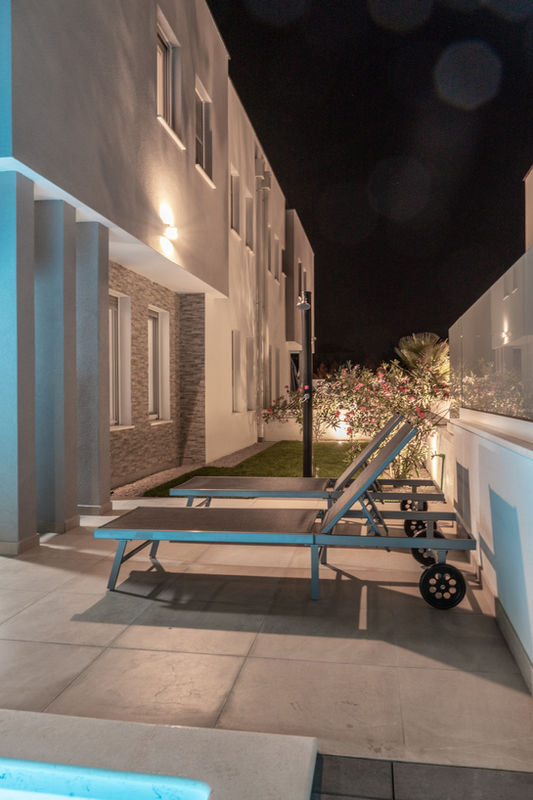 Sonnenliegen auf der beleuchteten Terrasse – Villa DEA in Vrsi-Mulo bei Zadar