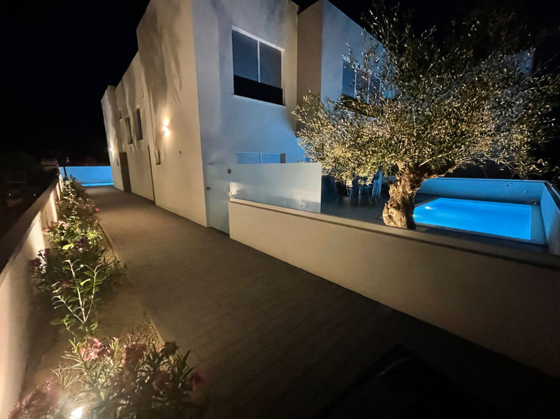 Villa bei Nacht mit beleuchtetem Pool und Olivenbaum – Villa DEA in Vrsi-Mulo bei Zadar
