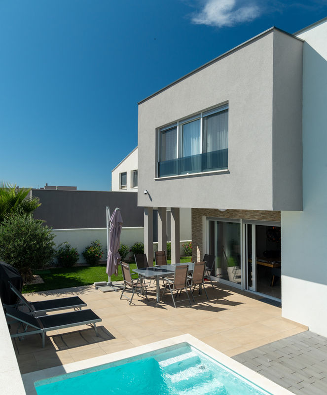 Villa DEA mit Terrasse, Pool und Sitzbereich bei Tag – Villa DEA in Vrsi-Mulo bei Zadar