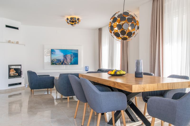 Wohn- und Essbereich mit Kamin, Smart-TV und Esstisch – Villa DEA in Vrsi-Mulo bei Zadar
