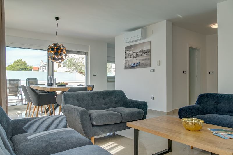 Wohnzimmer mit Sofas, Essbereich und Klimaanlage – Villa DEA in Vrsi-Mulo bei Zadar