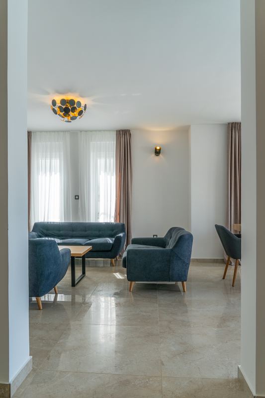 Wohnzimmer mit blauen Sofas – Villa DEA in Vrsi-Mulo bei Zadar