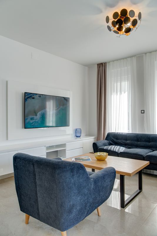 Wohnzimmer mit blauem Sessel, Sofa und Smart-TV – Villa DEA in Vrsi-Mulo bei Zadar
