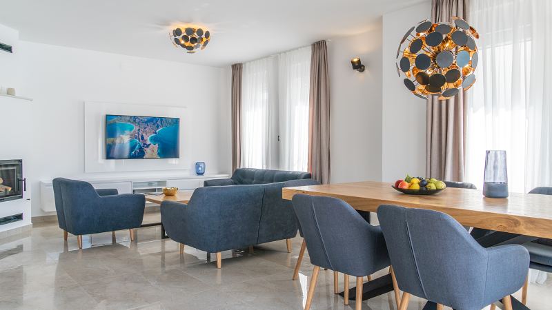 Wohnzimmer mit Smart-TV, Kamin und Esstisch – Villa DEA in Vrsi-Mulo bei Zadar