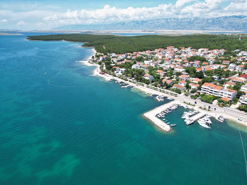 Luftaufnahme von Vrsi-Mulo mit Hafen, Strand und Velebit-Gebirge – Villa DEA in Vrsi-Mulo bei Zadar